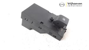 Gebruikte Elektrisch Raam Schakelaar Opel Astra J Sports Tourer (PD8/PE8/PF8) 1.4 Turbo 16V Prijs € 10,00 Margeregeling aangeboden door Autodemontage Vrijhoeven B.V.