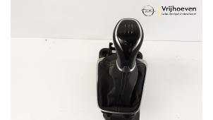 Gebruikte Versnellingspook Opel Corsa F (UB/UH/UP) 1.2 12V 75 Prijs € 125,00 Margeregeling aangeboden door Autodemontage Vrijhoeven B.V.