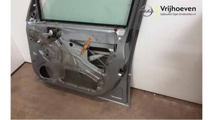 Portier 4Deurs rechts-voor van een Opel Meriva 1.6 2003