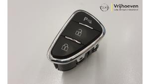 Gebruikte Schakelaar (diversen) Opel Adam 1.2 16V Prijs € 10,00 Margeregeling aangeboden door Autodemontage Vrijhoeven B.V.