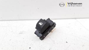 Gebruikte Ruit schakelaar elektrisch Opel Corsa F (UB/UH/UP) 1.2 Turbo 12V 100 Prijs € 10,00 Margeregeling aangeboden door Autodemontage Vrijhoeven B.V.