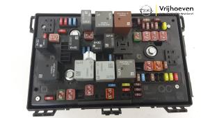 Gebruikte Zekeringkast Opel Astra J (PC6/PD6/PE6/PF6) 1.6 Turbo 16V Prijs € 75,00 Margeregeling aangeboden door Autodemontage Vrijhoeven B.V.