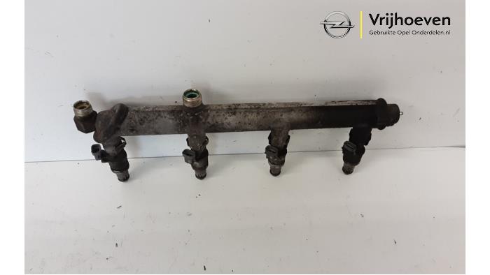 Gebruikte Injector brug Opel Zafira (F75) 2.2 16V Prijs € 40,00 Margeregeling aangeboden door Autodemontage Vrijhoeven B.V.