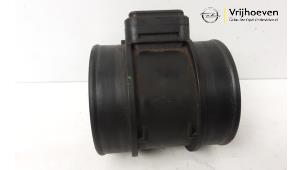 Gebruikte Luchtmassameter Opel Astra H Twin Top (L67) 1.8 16V Prijs € 20,00 Margeregeling aangeboden door Autodemontage Vrijhoeven B.V.
