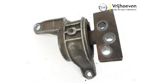 Gebruikte Motorsteun Opel Astra H SW (L35) 2.0 16V Turbo Prijs € 25,00 Margeregeling aangeboden door Autodemontage Vrijhoeven B.V.
