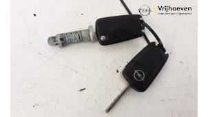 Gebruikte Kontaktslot + Sleutel Opel Vectra C GTS 1.6 16V Twinport Prijs € 50,00 Margeregeling aangeboden door Autodemontage Vrijhoeven B.V.