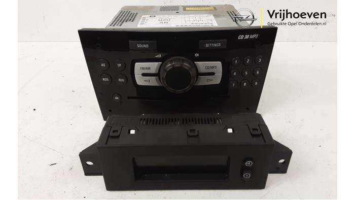 Gebruikte Radio module Opel Corsa D 1.6i OPC 16V Turbo Prijs € 50,00 Margeregeling aangeboden door Autodemontage Vrijhoeven B.V.