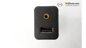 Gebruikte AUX/USB aansluiting Opel Adam 1.2 16V Prijs € 10,00 Margeregeling aangeboden door Autodemontage Vrijhoeven B.V.