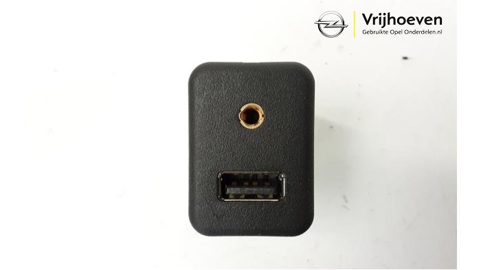 AUX/USB aansluiting van een Opel Corsa E 1.4 16V 2015