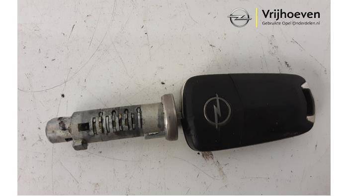 Kontaktslot+Sleutel van een Opel Astra H GTC (L08) 1.6 16V Twinport 2005