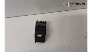 Gebruikte Ruit schakelaar elektrisch Opel Corsa F (UB/UH/UP) 1.2 Turbo 12V 100 Prijs € 10,00 Margeregeling aangeboden door Autodemontage Vrijhoeven B.V.