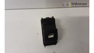 Gebruikte Ruit schakelaar elektrisch Opel Corsa F (UB/UH/UP) 1.2 Turbo 12V 100 Prijs € 10,00 Margeregeling aangeboden door Autodemontage Vrijhoeven B.V.