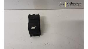 Gebruikte Ruit schakelaar elektrisch Opel Corsa F (UB/UH/UP) 1.2 Turbo 12V 100 Prijs € 10,00 Margeregeling aangeboden door Autodemontage Vrijhoeven B.V.