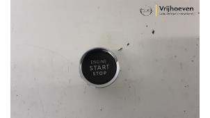 Gebruikte Start/Stop schakelaar Opel Corsa F (UB/UH/UP) 1.2 Turbo 12V 130 Prijs € 10,00 Margeregeling aangeboden door Autodemontage Vrijhoeven B.V.