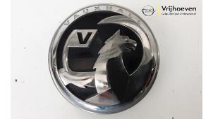 Gebruikte Achterklep Handgreep Opel Corsa F (UB/UH/UP) 1.2 12V 75 Prijs € 45,00 Margeregeling aangeboden door Autodemontage Vrijhoeven B.V.