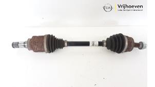 Gebruikte Aandrijfas links-voor Opel Corsa E 1.0 SIDI Turbo 12V Prijs € 80,00 Margeregeling aangeboden door Autodemontage Vrijhoeven B.V.