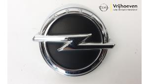 Gebruikte Achterklep Handgreep Opel Corsa E 1.4 16V Prijs € 25,00 Margeregeling aangeboden door Autodemontage Vrijhoeven B.V.