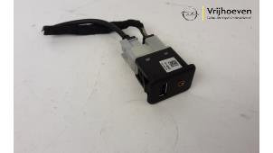 Gebruikte USB stekker Opel Adam 1.2 Prijs € 20,00 Margeregeling aangeboden door Autodemontage Vrijhoeven B.V.
