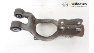 Gebruikte Fusee houder links-voor Opel Cascada 1.6 Turbo 16V Prijs € 60,00 Margeregeling aangeboden door Autodemontage Vrijhoeven B.V.