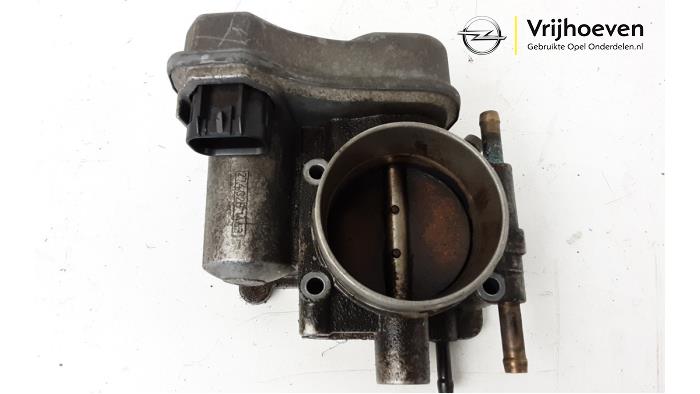 Gebruikte Gasklephuis Opel Omega B (25/26/27) 2.2 16V Prijs € 75,00 Margeregeling aangeboden door Autodemontage Vrijhoeven B.V.