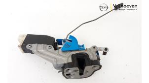 Gebruikte Deurslot Mechaniek 4Deurs rechts-voor Opel Omega B (25/26/27) 2.6 V6 24V Prijs € 30,00 Margeregeling aangeboden door Autodemontage Vrijhoeven B.V.