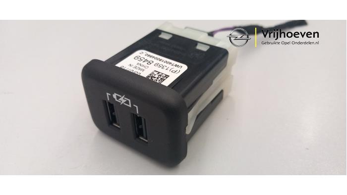 AUX/USB aansluiting van een Opel Astra K 1.6 CDTI 136 16V 2015