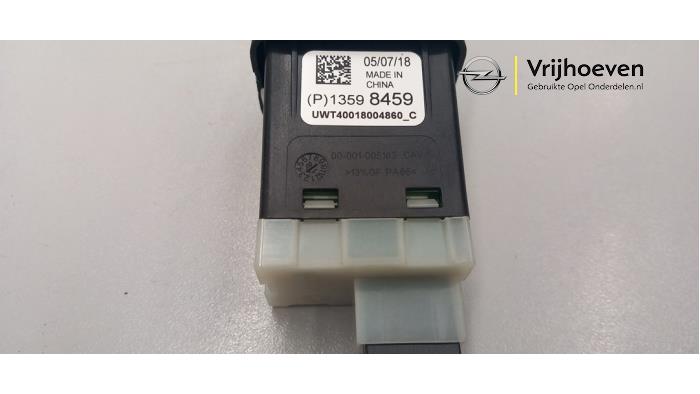 AUX/USB aansluiting van een Opel Astra K 1.6 CDTI 136 16V 2015