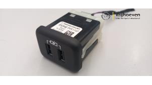 Gebruikte AUX/USB aansluiting Opel Astra K 1.6 CDTI 136 16V Prijs € 20,00 Margeregeling aangeboden door Autodemontage Vrijhoeven B.V.