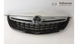 Gebruikte Grille Opel Zafira Tourer (P12) 2.0 CDTI 16V 165 Ecotec Prijs € 150,00 Margeregeling aangeboden door Autodemontage Vrijhoeven B.V.