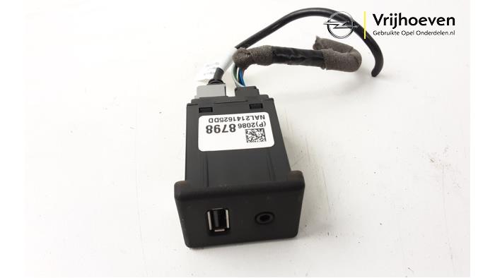 AUX/USB aansluiting van een Opel Zafira Tourer (P12) 2.0 CDTI 16V 165 Ecotec 2014