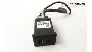 Gebruikte AUX/USB aansluiting Opel Zafira Tourer (P12) 2.0 CDTI 16V 165 Ecotec Prijs € 20,00 Margeregeling aangeboden door Autodemontage Vrijhoeven B.V.