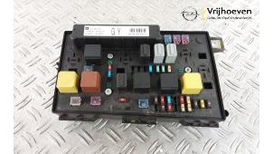 Gebruikte Zekeringkast Opel Astra H Twin Top (L67) 1.6 16V Prijs € 125,00 Margeregeling aangeboden door Autodemontage Vrijhoeven B.V.