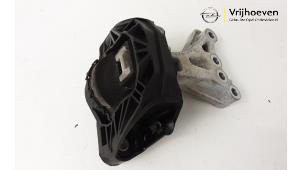 Gebruikte Motorsteun Opel Crossland (X) 1.2 12V Prijs € 30,00 Margeregeling aangeboden door Autodemontage Vrijhoeven B.V.