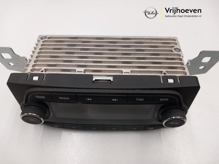 Gebruikte Radio module Opel Karl 1.0 12V Prijs € 80,00 Margeregeling aangeboden door Autodemontage Vrijhoeven B.V.