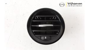Gebruikte Luchtrooster Dashboard Opel Adam 1.2 16V Prijs € 15,00 Margeregeling aangeboden door Autodemontage Vrijhoeven B.V.