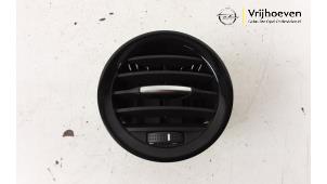 Gebruikte Luchtrooster Dashboard Opel Adam 1.2 16V Prijs € 15,00 Margeregeling aangeboden door Autodemontage Vrijhoeven B.V.