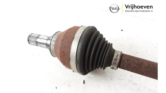 Aandrijfas links-voor van een Opel Astra K 1.4 Turbo 16V 2016