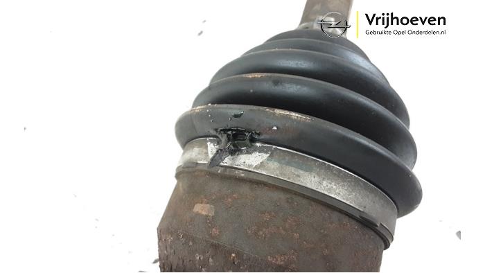 Aandrijfas links-voor van een Opel Astra K 1.4 Turbo 16V 2016