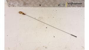 Gebruikte Peilstok Olie Opel Astra K 1.6 CDTI 110 16V Prijs € 10,00 Margeregeling aangeboden door Autodemontage Vrijhoeven B.V.
