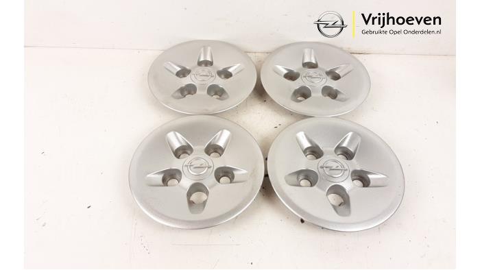 Gebruikte Wieldop set Opel Combo 1.3 CDTI 16V ecoFlex Prijs € 40,00 Margeregeling aangeboden door Autodemontage Vrijhoeven B.V.
