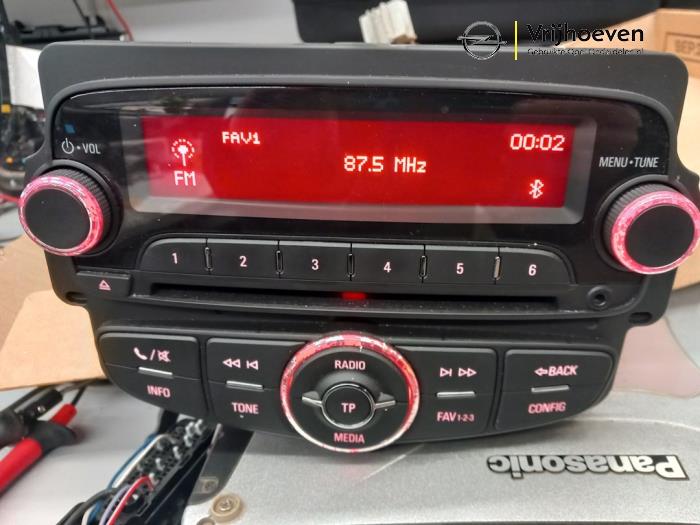 Radio module van een Opel Corsa E 1.4 16V 2015