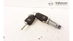 Gebruikte Sleutel + Contactslot Opel Karl 1.0 12V Prijs € 70,00 Margeregeling aangeboden door Autodemontage Vrijhoeven B.V.