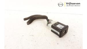 Gebruikte AUX/USB aansluiting Opel Karl 1.0 12V Prijs € 20,00 Margeregeling aangeboden door Autodemontage Vrijhoeven B.V.