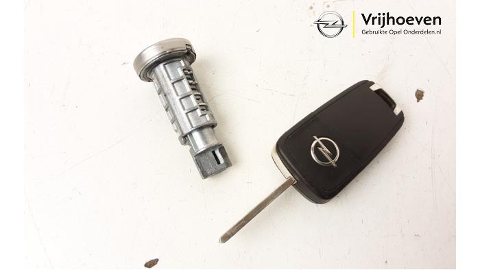 Sleutel+Contactslot van een Opel Karl 1.0 12V 2015