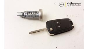 Gebruikte Sleutel + Contactslot Opel Karl 1.0 12V Prijs € 65,00 Margeregeling aangeboden door Autodemontage Vrijhoeven B.V.
