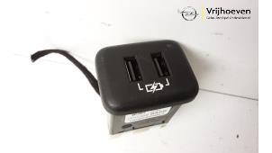 Gebruikte AUX/USB aansluiting Opel Astra K 1.6 CDTI 136 16V Prijs € 20,00 Margeregeling aangeboden door Autodemontage Vrijhoeven B.V.