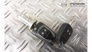 Gebruikte Kontaktslot + Sleutel Opel Adam 1.4 16V Prijs € 70,00 Margeregeling aangeboden door Autodemontage Vrijhoeven B.V.