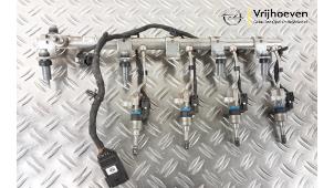 Gebruikte Injector brug Opel Astra K 1.6 SIDI Eco Turbo 16V Prijs € 500,00 Margeregeling aangeboden door Autodemontage Vrijhoeven B.V.