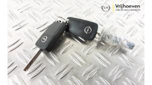 Gebruikte Sleutel + Contactslot Opel Corsa E 1.4 16V Prijs € 60,00 Margeregeling aangeboden door Autodemontage Vrijhoeven B.V.
