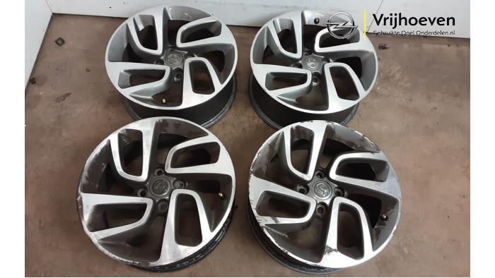 Velgen set van een Opel Crossland (X) 1.2 12V 2017